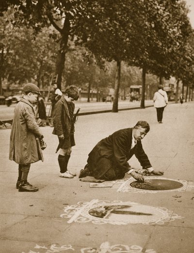 Straßenkünstler auf dem Embankment, beobachtet von Kindern von English Photographer